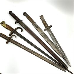 American Remington model 1917 Enfield bayonet with 43cm blade and scabbard 58cm overall; German model 1884/94 knife bayonet with scabbard; French model 1874 epee bayonet, British pattern 1888 Mk.1 bayonet and British pattern 1907 bayonet, all lacking scabbard (5)