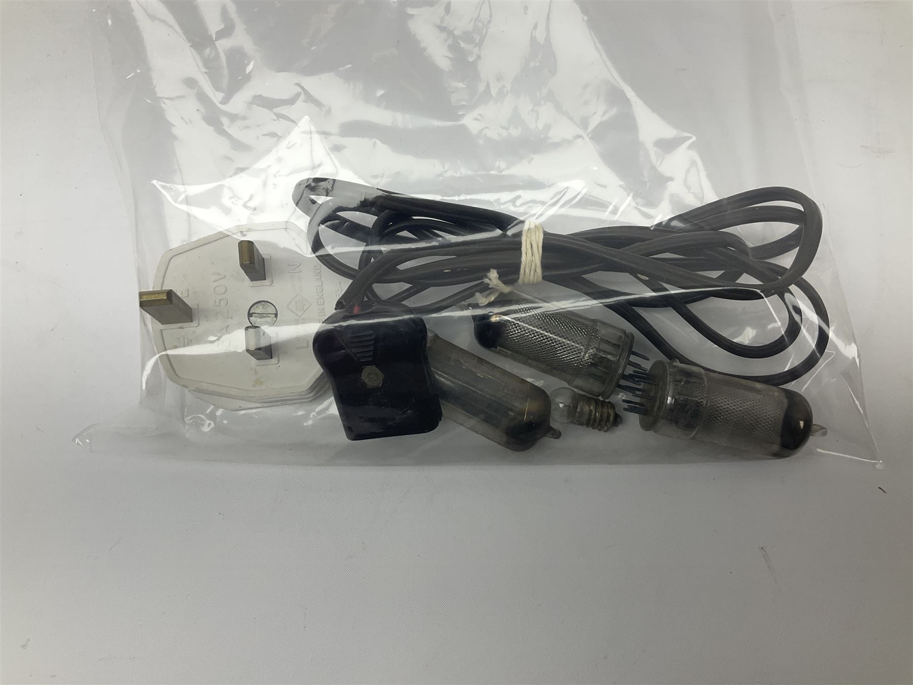 Bush Bakelite radio in cream H23cm, L39cm.  