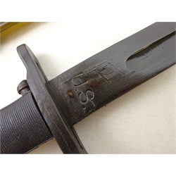  Bayonet in metal and plastic scabbard , the blade marked 'U.S.', blade L24.5cm, total L36.5cm  