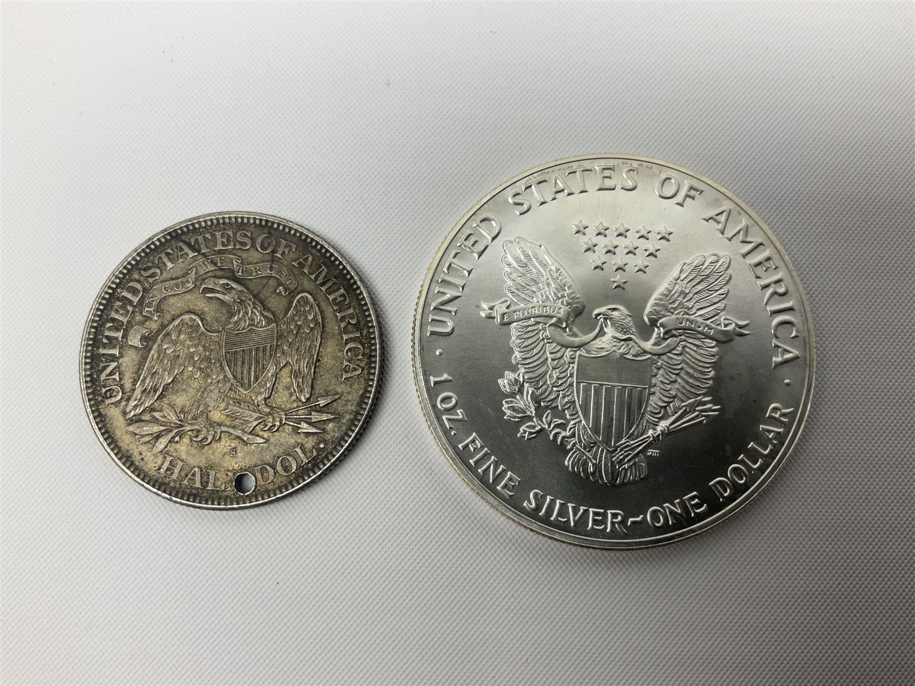 United States of America coinage, including 1876S half dollar (holed), various quarter dollars, 1986 one ounce fine silver dollar, 1988 uncirculated coin set etc