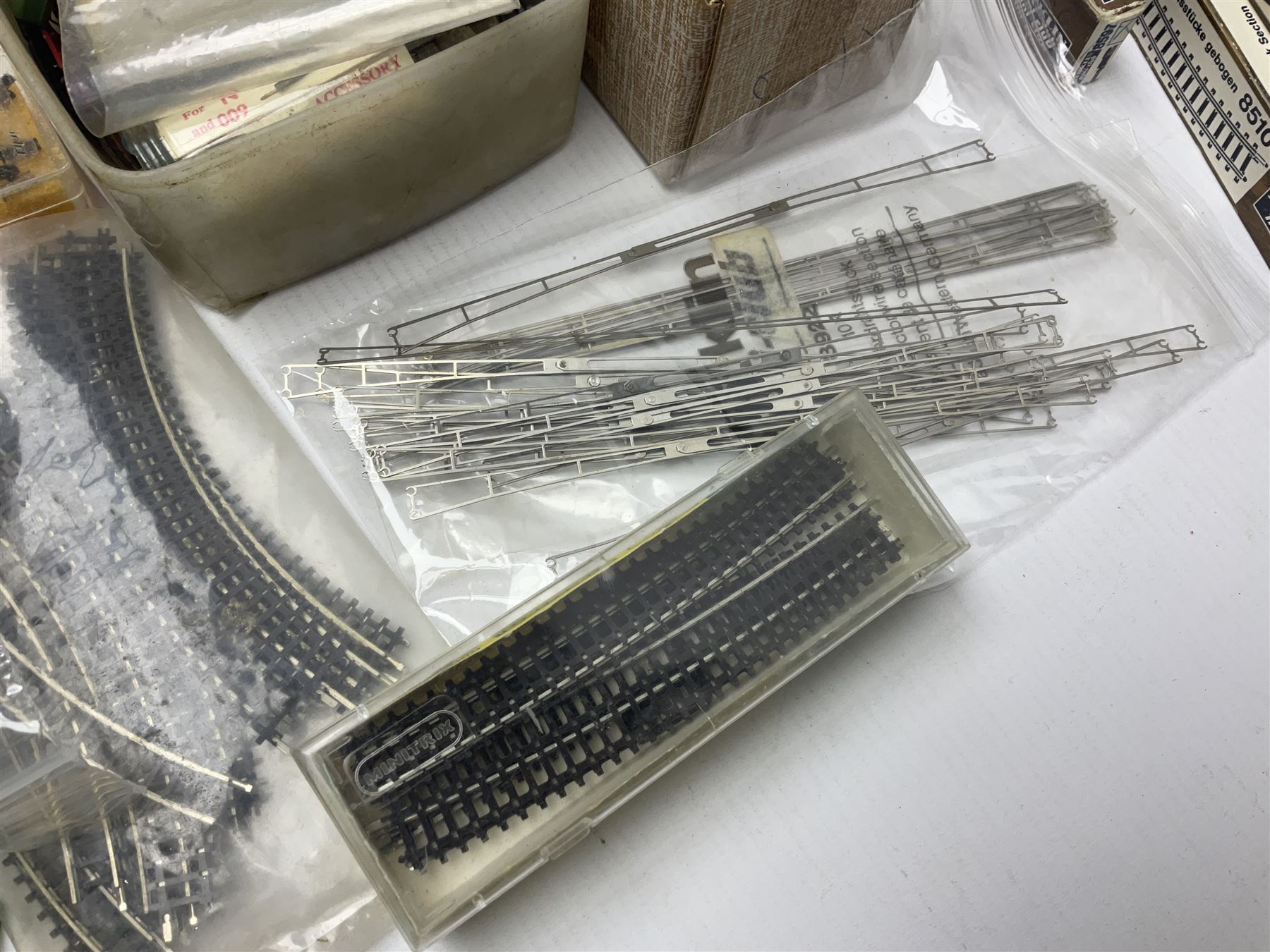 Marklin mini-club 'Z' gauge - quantity of predominantly boxed track including 8505 straights, 8530 curves, 8561 points, 8939 signals, 8591, 8507, 8510, 8564 etc; conductor wire sections with 8911 supports; short lengths, cross-overs, switches and other accessories