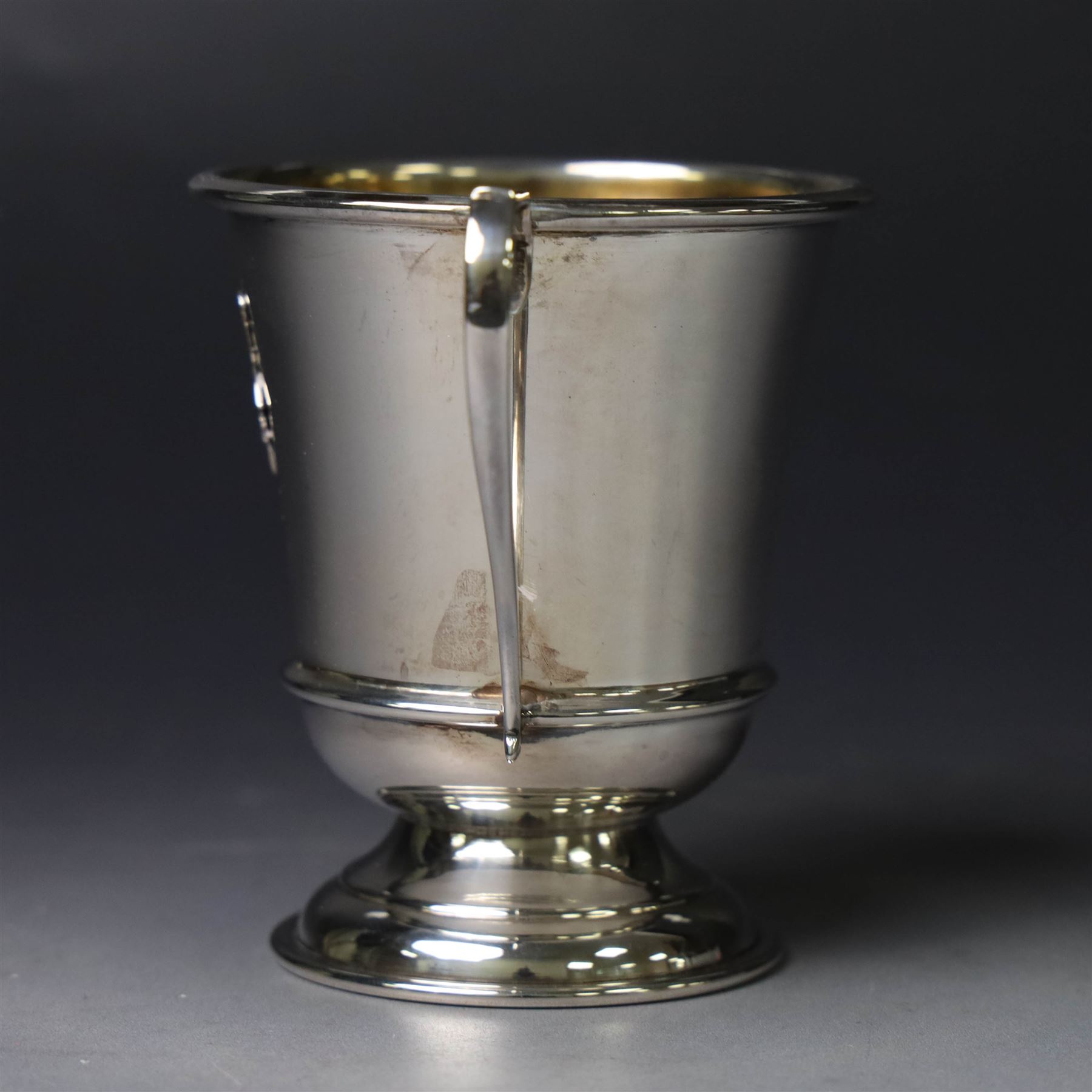 Silver Queen Elizabeth II Silver Jubilee mug, with silver and enamel profile of the Queen's head to one side, hallmarked W I Broadway & Co, Birmingham1977, H7.5cm, boxed