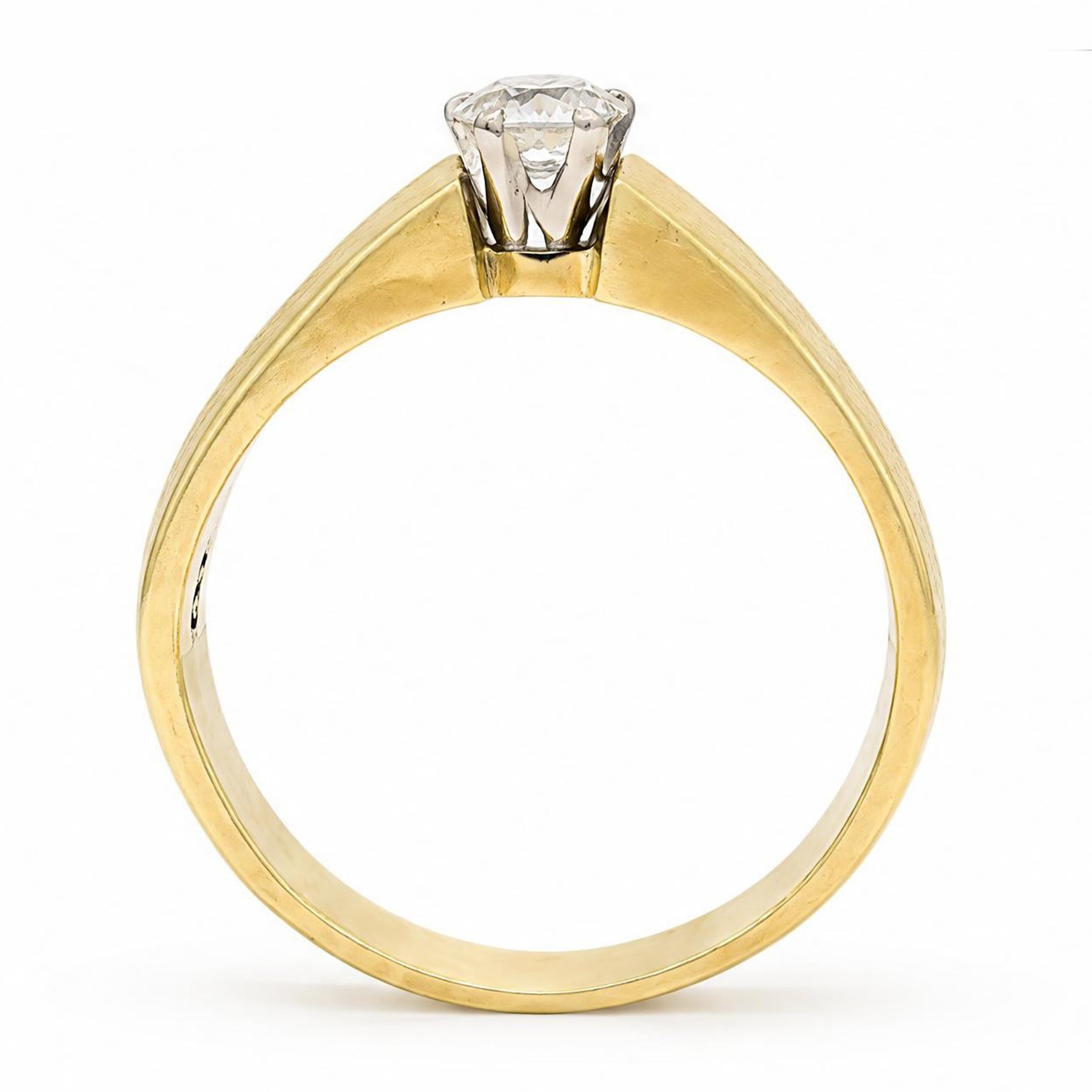 18ct gold diamond ring, eight claw set with a single round brilliant cut diamond of approx 0.40 carat, London 1975