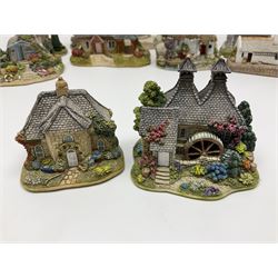 Nineteen Lilliput Lane models from the Scottish Collection, to include John Knox House, Castaway, Pineapple House, etc, all models with original boxes 