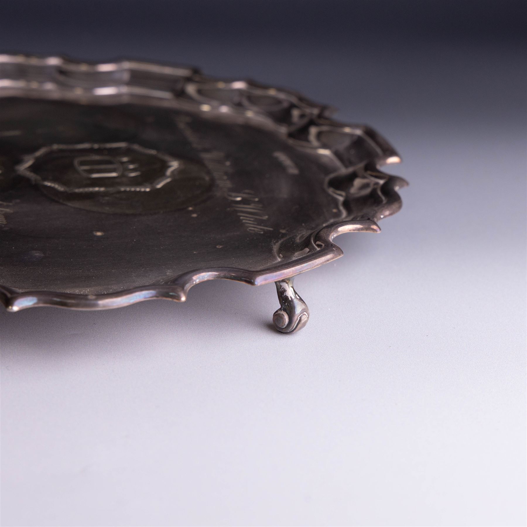 Late 20th century silver salver, with pie crust rim and presentation engraving to centre, hallmarked Carrs of Sheffield, Sheffield 1995, W25cm