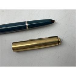 Five Parker fountain pens with gold caps, to include 65 Consort Insignia with rolled cross hatch gold cap, two Parker 51 fountain pens in burgundy with 12ct rolled gold caps, together with two further 51 examples in blue and black, all with stamped lids
