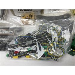 Marklin mini-club 'Z' gauge - quantity of predominantly boxed track including 8505 straights, 8530 curves, 8561 points, 8939 signals, 8591, 8507, 8510, 8564 etc; conductor wire sections with 8911 supports; short lengths, cross-overs, switches and other accessories