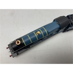 Wrenn '00' gauge - two Castle Class' 4-6-0 locomotives - 'Devizes Castle' No.7002 in GW Green; and 'Windsor Castle' No.4082 in BR Blue; both boxed with instructions (2)