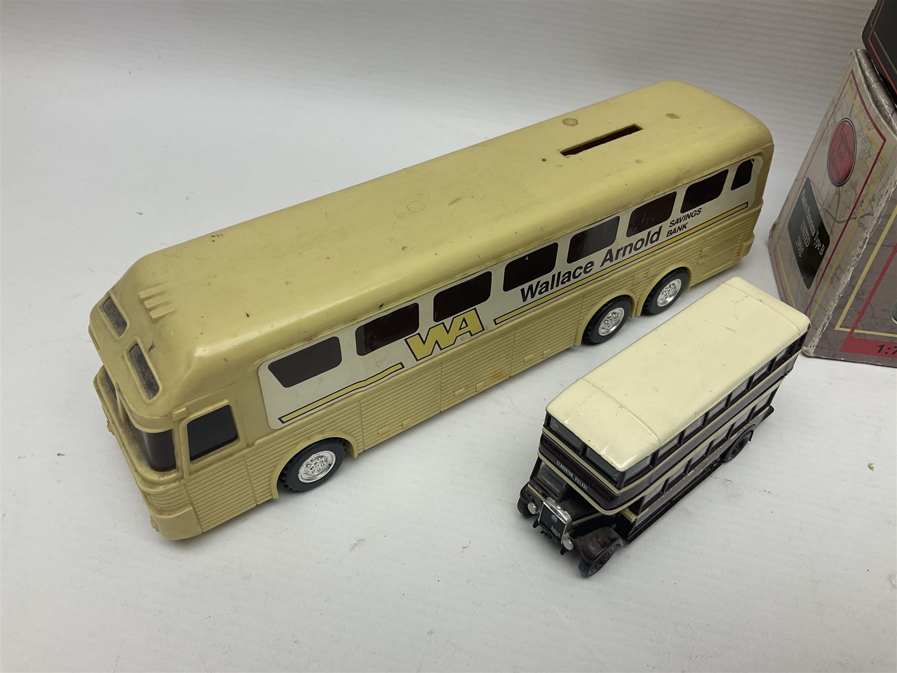 Thirty-one modern die-cast models of buses, coaches and wagons of various scales by EFE, Lledo, Oxford Die-Cast, Atlas etc, to include EFE 15702, 15704 and 15708 boxed; further models are unboxed 