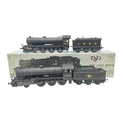 ‘00’ gauge - kit built NER.LNER.BRB16 4-6-0 steam locomotive and tender no.1415 finished in LNER black with DJH Models box; together with a further kit built B16 Class 4-6-0 steam locomotive and tender no.61476 finished in BR black (2) 