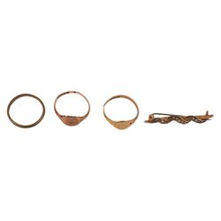 9ct gold jewellery including two signet rings, wedding band and a pearl brooch