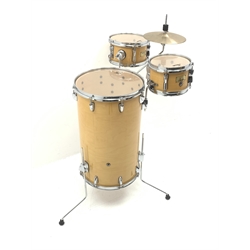Cocktail drum kit with central 40cm tom and Hi-hat, flanked by 22cm snare and 29cm sidedrum H117cm