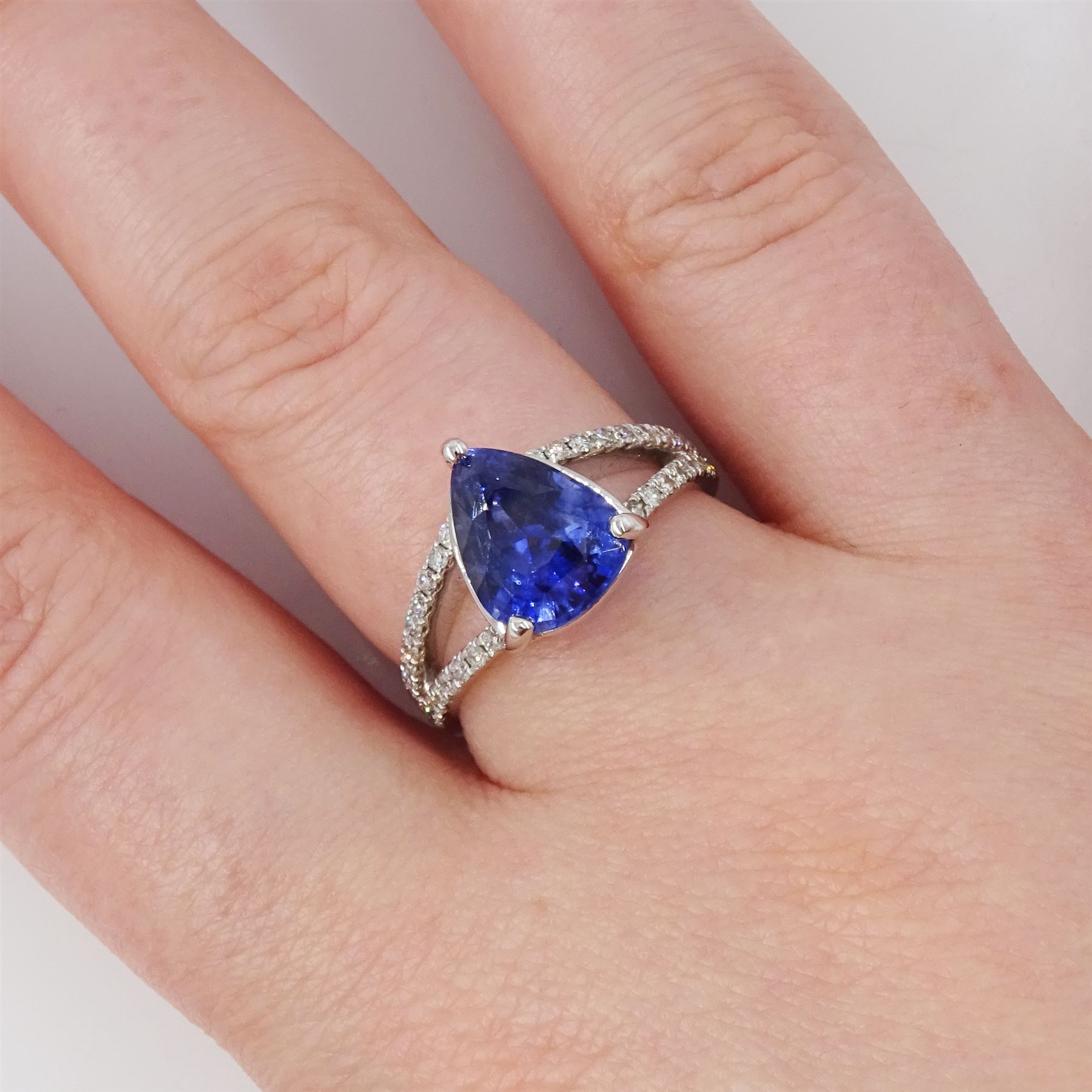 18ct white gold Ceylon sapphire and diamond ring, single pear cut sapphire of approx 2.50 carat, with split round brilliant cut diamond shoulders, stamped 750, total diamond weight 0.33 carat