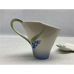 Five Franz teacups and saucers comprising Hummingbird FZ00129, Bluebell FZ00875, Dragonfly FZ00028, Butterfly XP1693 and Daisy FZ00793, together with Hummingbird spoon, all boxed (6)