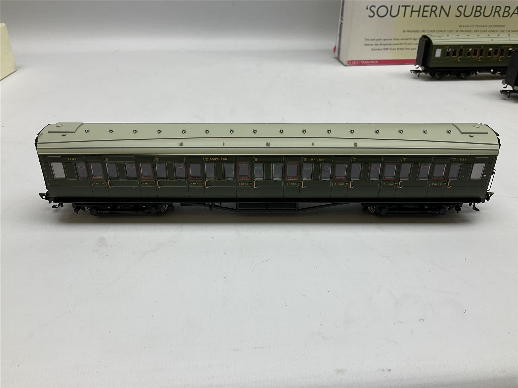 Hornby '00' gauge - 'Southern Suburban 1938' Coach Pack, DCC ready 