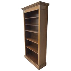 Edwardian inlaid mahogany open bookcase, projecting dentil cornice over crossbanded frieze, fitted with four adjustable shelves with reeded facias, on skirted base