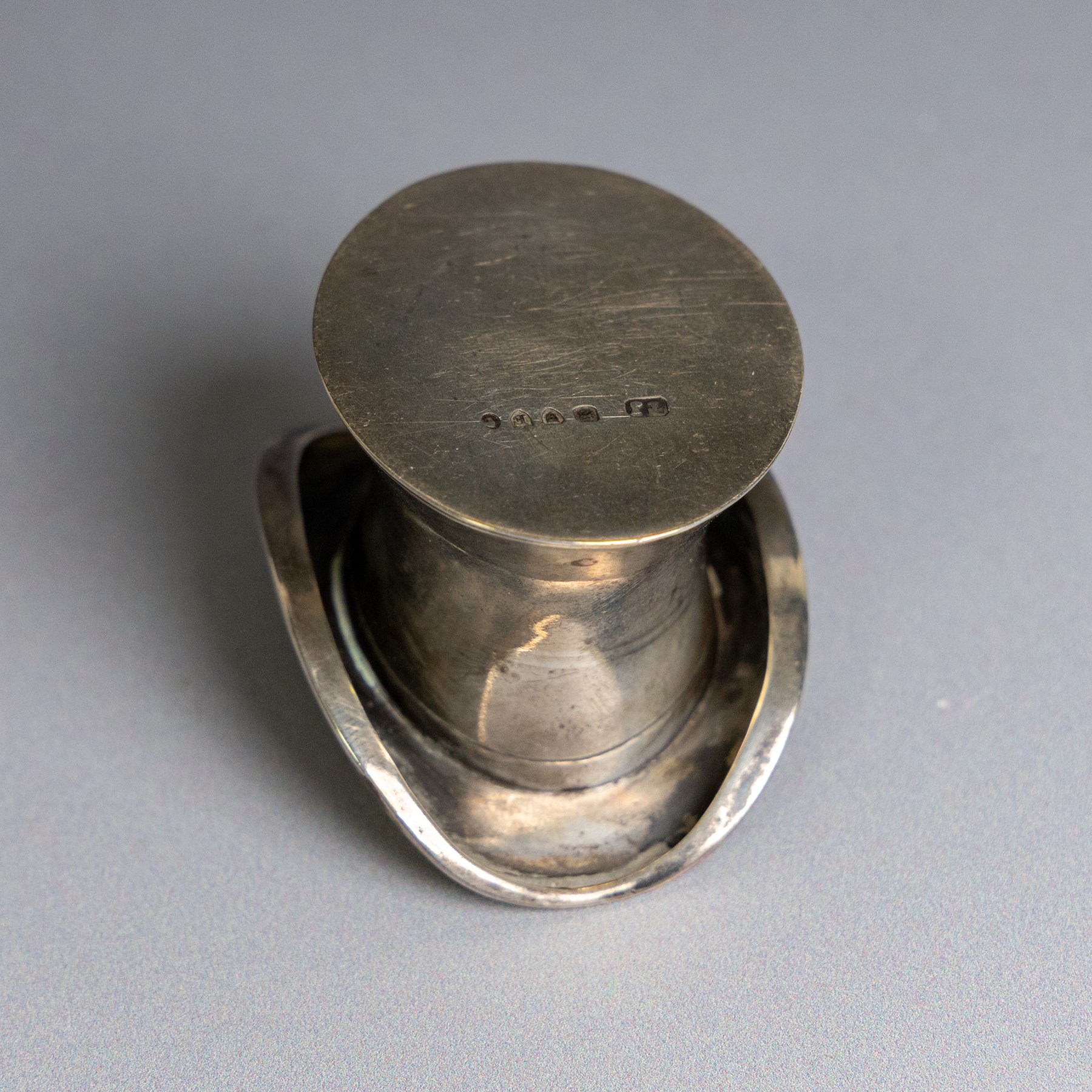 Victorian novelty silver match holder, in the form of a top hat, hallmarked Thomas Johnson II, London 1888, H3cm