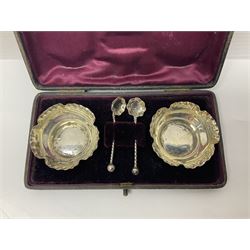 Pair of Victorian silver open salts, of circular form with shaped rims and matching salt spoons, all hallmarked, within fitted tooled leather case 