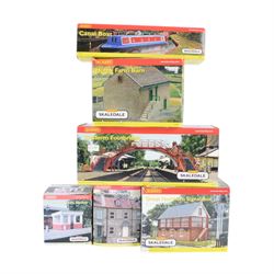 Fourteen Hornby Skaledale 00 gauge model railway trackside buildings, comprising R8718 Lower Skaledale Shelter, R9722 Bay Terrace House, R8635 Goods Shed, R9639 Great Northern Skale Regis Water Tower, R8634 Open Coal Deposit, R8633 Covered Coal Shed, R8628 Main Station Building, R8746 Canal Boat, R8976 Yew Tree Cottage, R8641 Platform Footbridge, R8602 Home Farm Barn, R9634 Great Northern Platform Signal Box, R8700 St Andrews Church and R9635 Great Northern Signal Box, all boxed