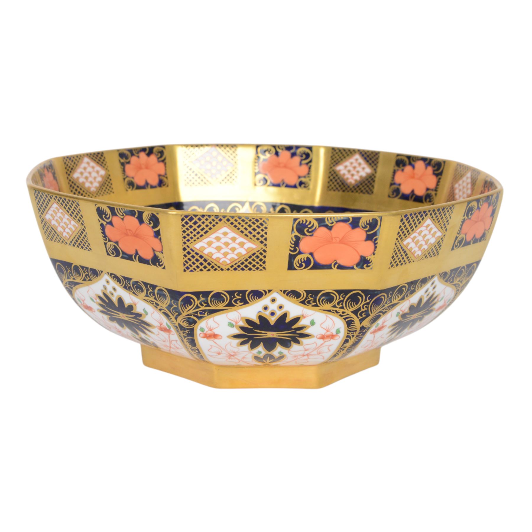 Royal Crown Derby 1128 Imari pattern octagonal bowl, D28cm