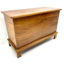 Large light elm blanket box, single lid, shaped supports