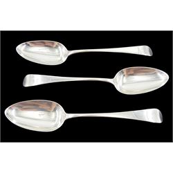 Set of three George III silver spoons, with engraved crest by William Eley, William Fearn & William Chawner, London 1809, approx 6.1oz
