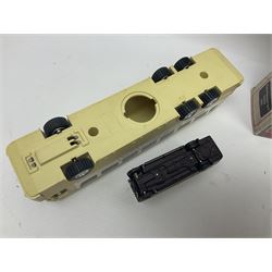 Thirty-one modern die-cast models of buses, coaches and wagons of various scales by EFE, Lledo, Oxford Die-Cast, Atlas etc, to include EFE 15702, 15704 and 15708 boxed; further models are unboxed 