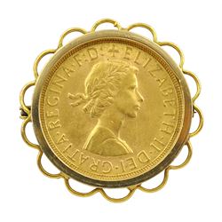 Queen Elizabeth II gold full sovereign coin, loose mounted in 9ct gold brooch