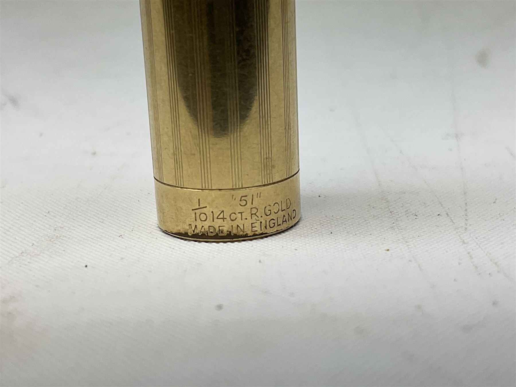 Five Parker fountain pens with gold caps, to include 65 Consort Insignia with rolled cross hatch gold cap, two Parker 51 fountain pens in burgundy with 12ct rolled gold caps, together with two further 51 examples in blue and black, all with stamped lids