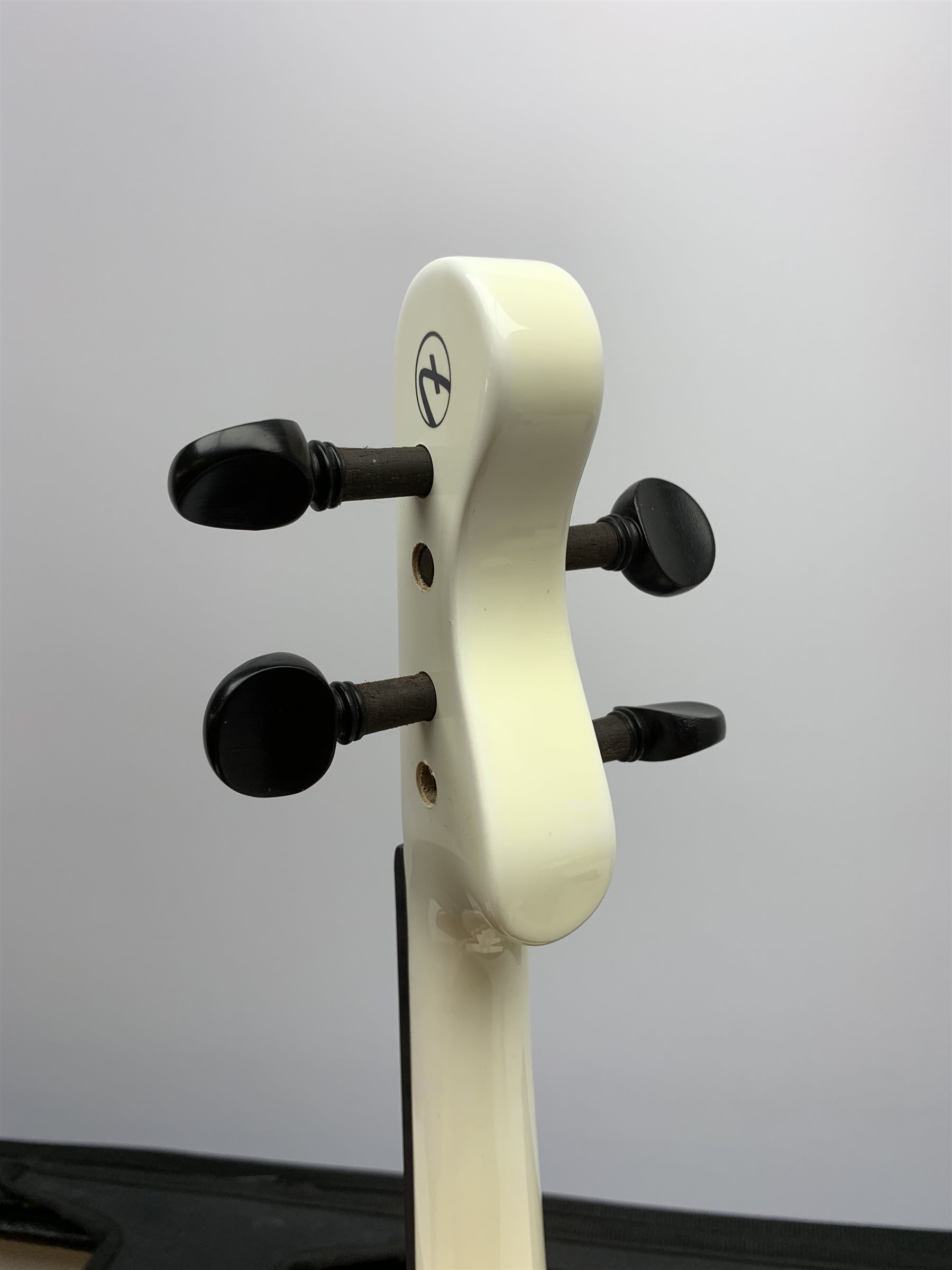 Fender white and black electric violin with 35.5cm back, serial no.KD00060342, 59cm overall, in original Fender fitted hard carrying case with bow
