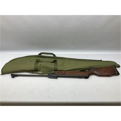 Gamo Magnum 2000 .22 air rifle with break barrel action and trigger guard safety, serial no.2106207 L109cm; in gun sling