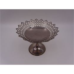 Early 20th century silver pedestal bon bon dish, of circular form, with pierced quatrefoil lattice work design sides and shaped rim, upon circular spreading beaded foot and knopped stem, H10.6cm, hallmarked Walker & Hall, Sheffield 1912