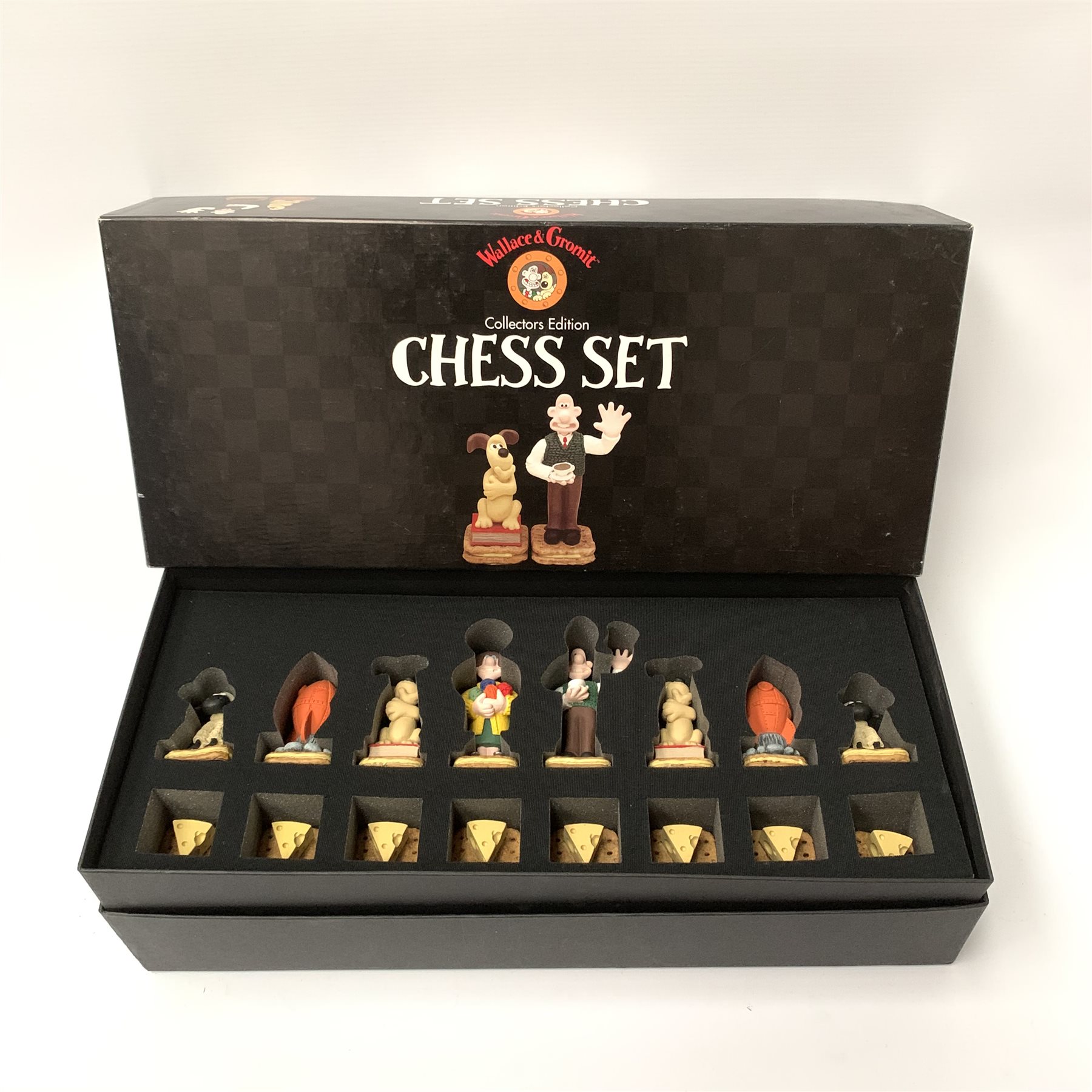  Connoisseur Games Wallace & Gromit Collector's Edition chess set and board, both mint in original boxes  