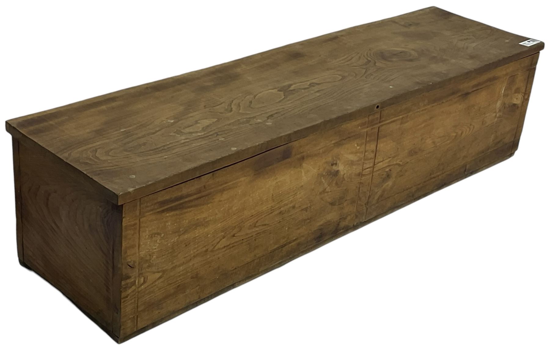 Late 20th century elm blanket box enclosed by hinged lid