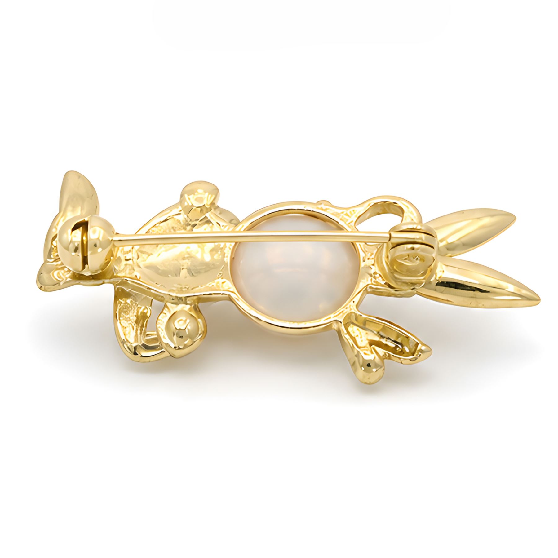 14ct gold ruby and mabe pearl bunny pendant / brooch, the bunny set with a single ruby eye and pearl, holding a ruby set carrot, stamped 585