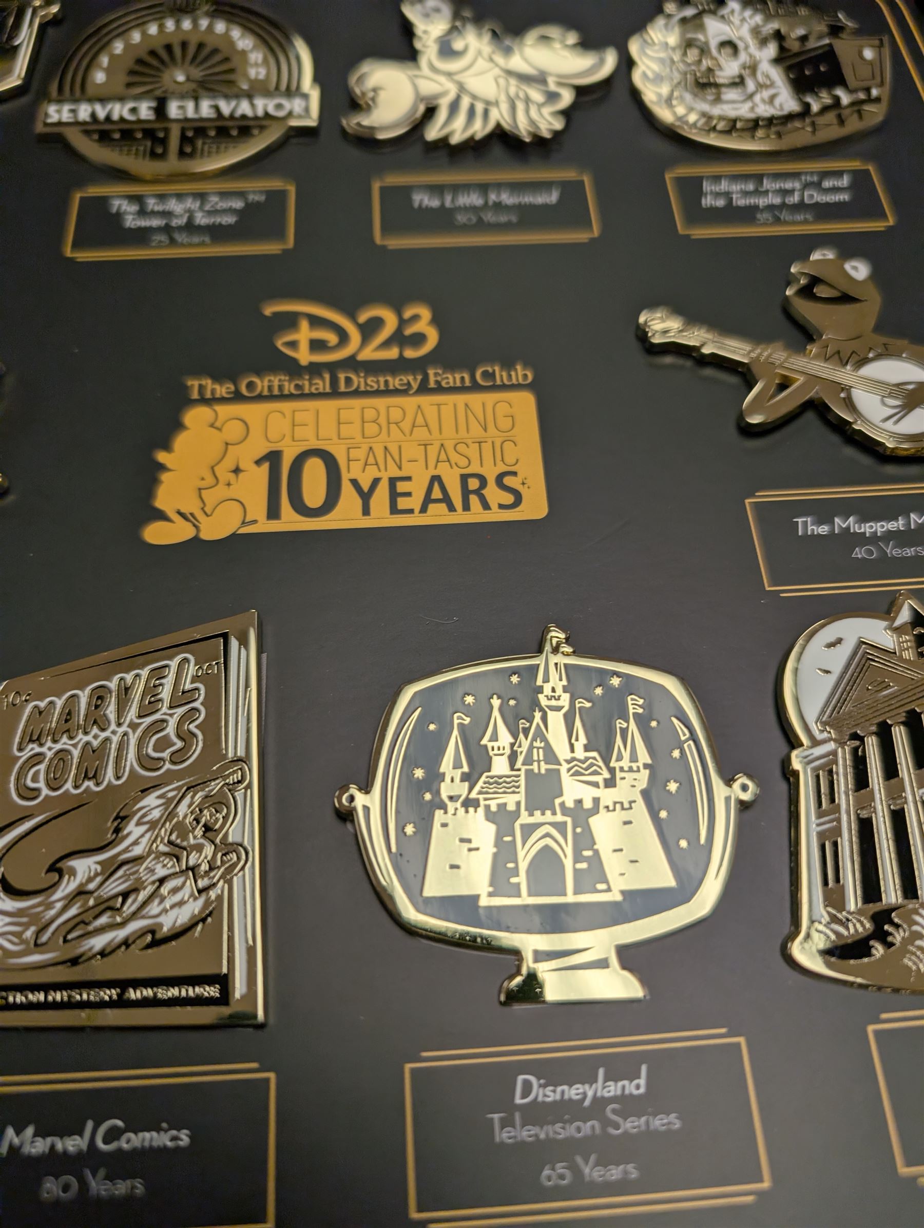 Disney Fan Club D23 Gold Member 10 Year Anniversary enamel pins set, boxed