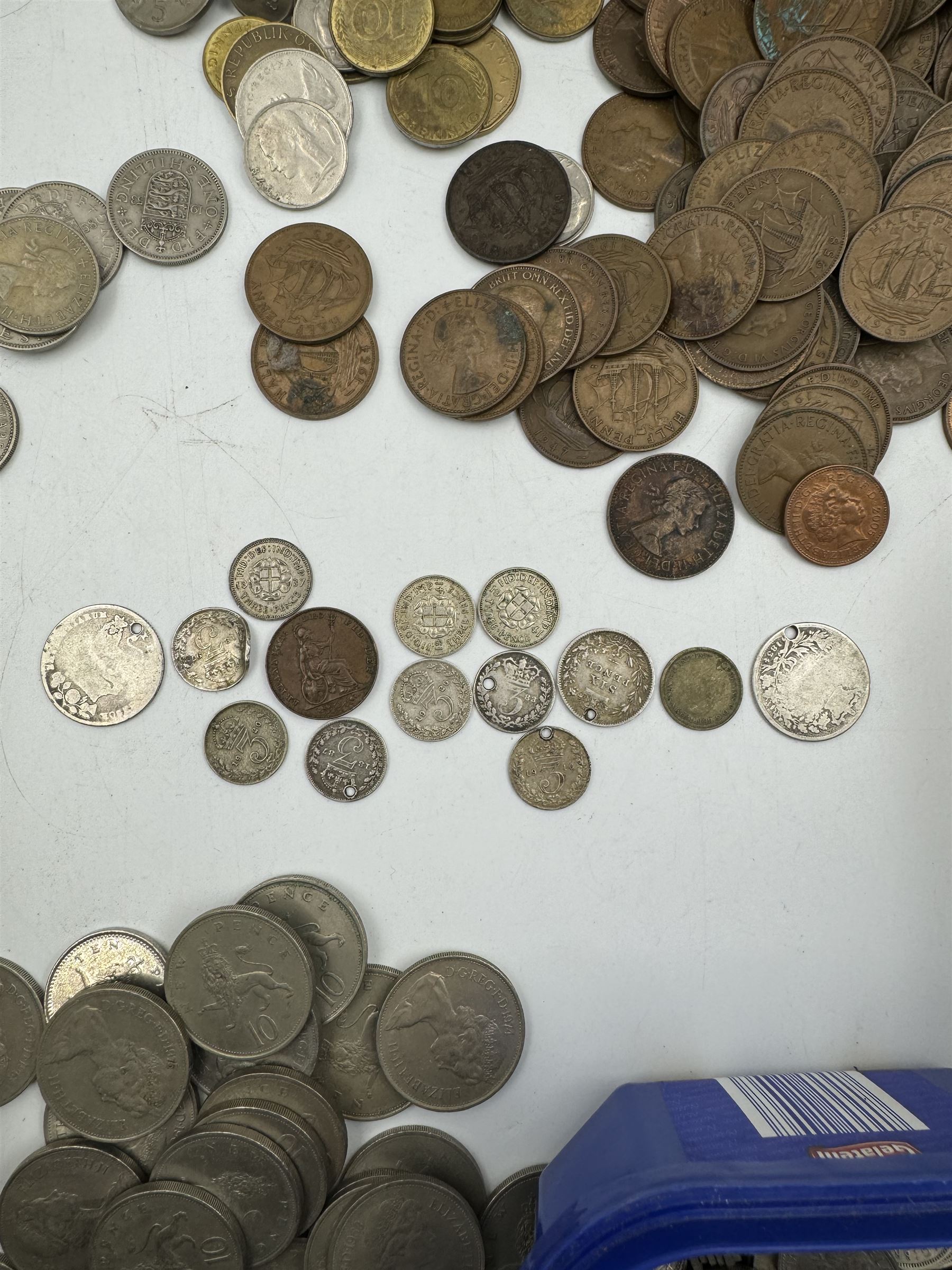 Mostly Great British pre-decimal coinage, including halfpennies, pennies, brass threepences, sixpence pieces, one shillings, two shillings and half crowns, small number of pre 1947 silver coins, small number of World coins etc