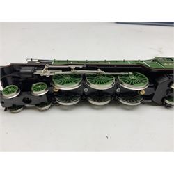 Hornby '00' gauge - LNER green 4-6-2 locomotive 'Flying Scotsman' No.4472 with tender and additional water tender in blue/grey; unboxed; together with The Flying Scotsman Limited Presentation Edition pack of three BR Mk.2A open and brake coaches; boxed