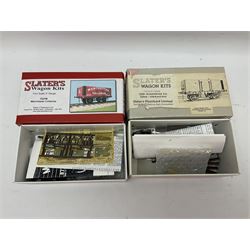 Eighteen boxed '0' gauge model railway kits for coaches and wagons from various makers, to include Roxey Mouldings, Slater’s Wagon Kits, Parkside Dundas, Blacksmith Models etc, all in original boxes (18)