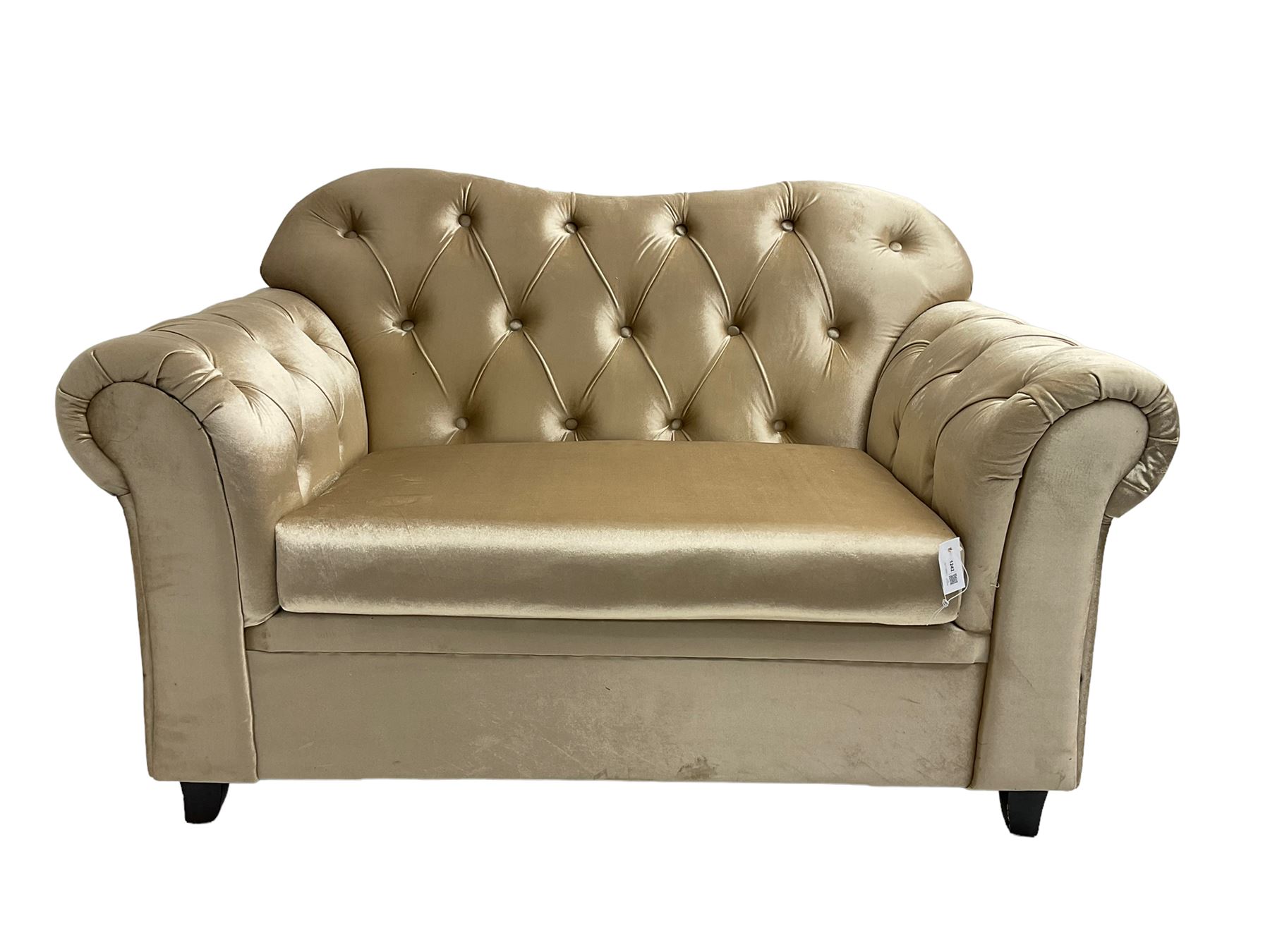 Chesterfield shaped snuggler sofa, upholstered in buttoned champagne fabric, with scatter cushions