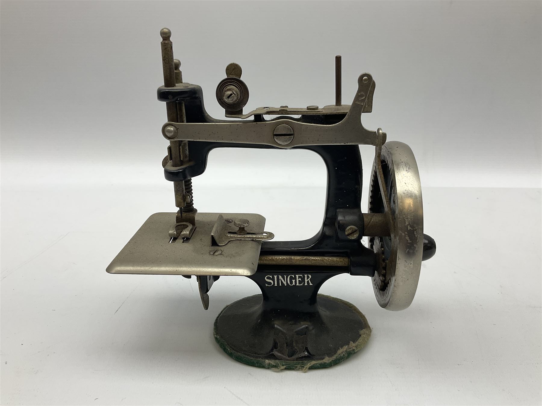 Singer mini sewing machine, together with Holly hobbie mini sewing machine and other sewing machine models, Singer H15cm