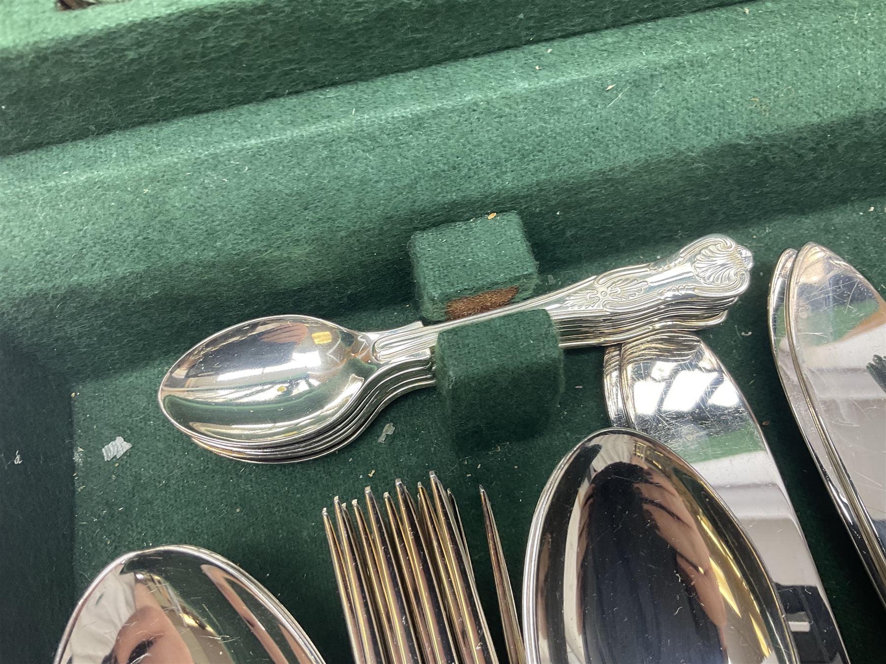 Canteen of silver plated Kings pattern cutlery for six place settings, in a fitted wooden case