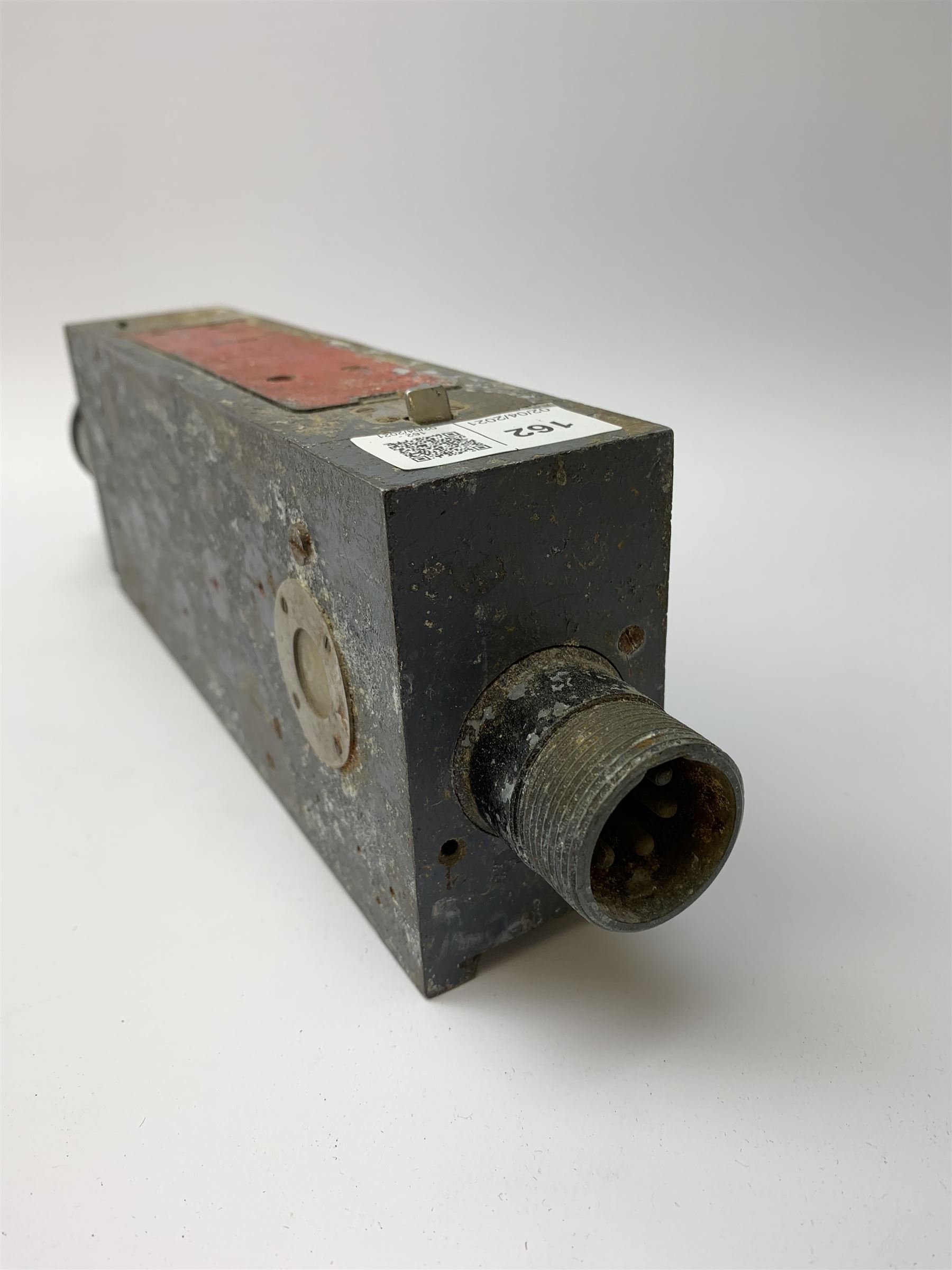 WW2 Air Ministry Williamson G45 short lens gun camera, as used by Spitfires, Hurricanes and Typhoons, ref.no. 14A/1390, serial no. 4369, containing magazine ref.no. 14A/1393, L31cm