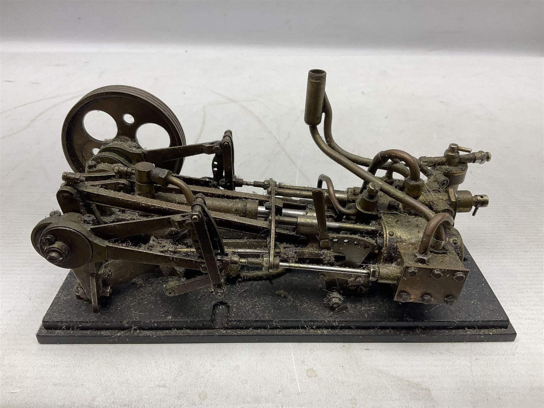 Live steam model of a horizontal mill engine with 7cm flywheel, on oblong bakelite type base L23.5cm