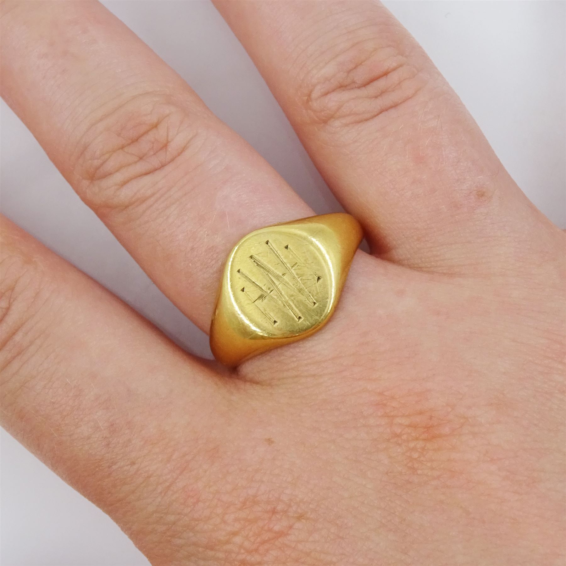 Early 20th century 18ct gold signet ring, with engraved initials, Birmingham 1928