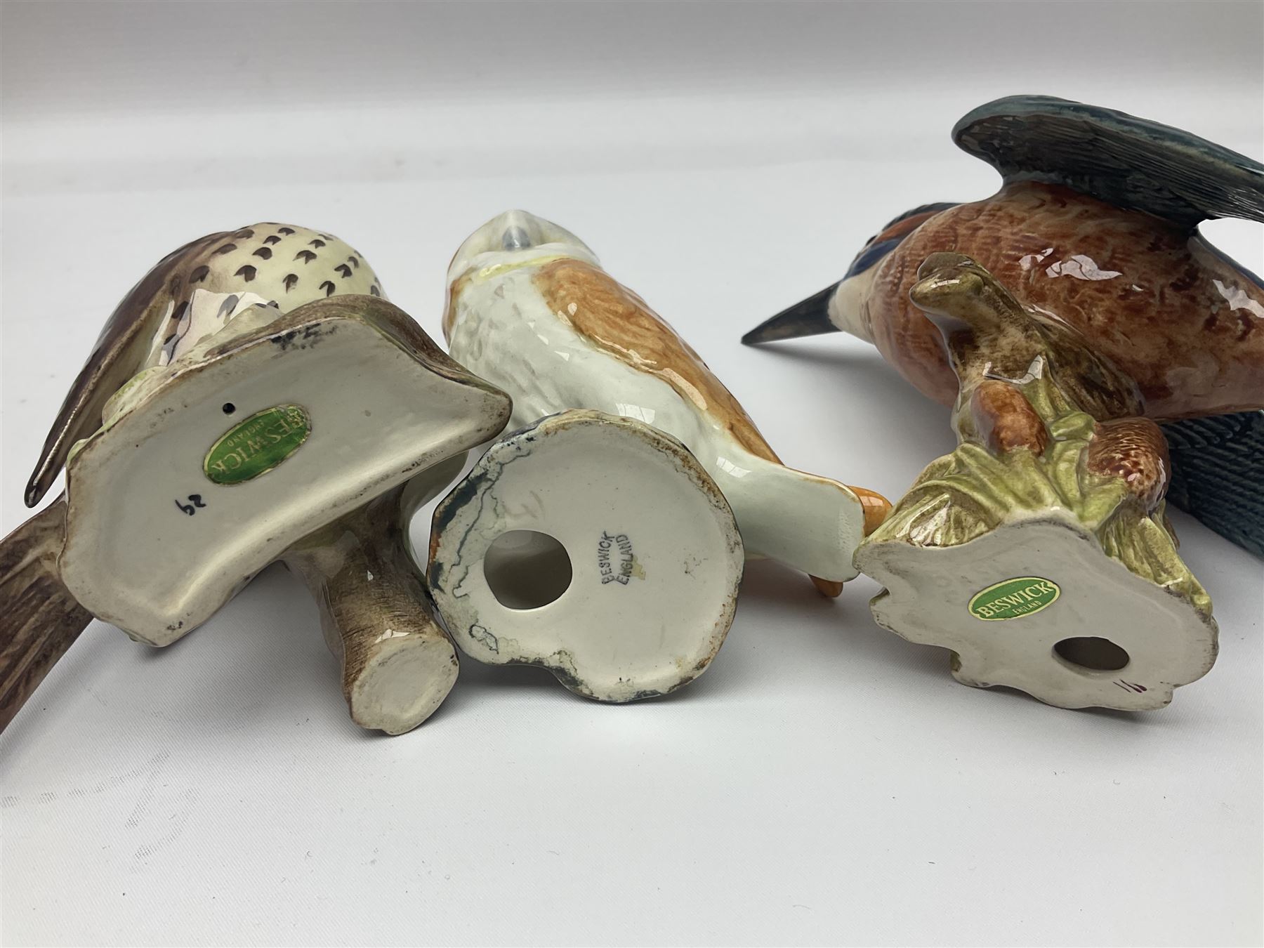Collection twenty one of Beswick bird figures, to include Lapwing no 2416, Kingfisher no 2671, Red Pigeon 1383, Cuckoo no 2315, Nuthatch no 2418 etc