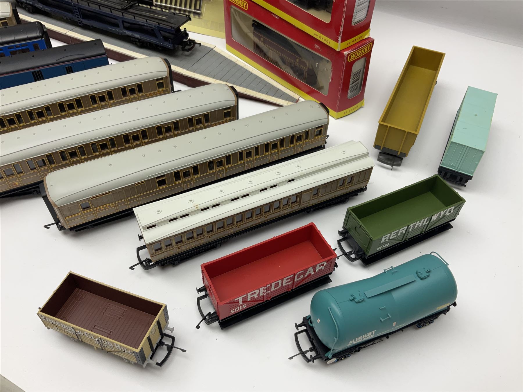 Tri-ang/Hornby '00' gauge - RS.606 Express Goods Set; boxed; eleven passenger coaches and twelve goods wagons (some boxed) by Hornby, Lima etc; and boxed Hornby Skaledale Station Building with platform