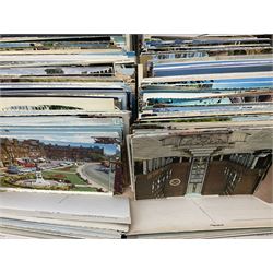 Very large quantity of Edwardian and later postcards, predominantly printed topographical, but some real photographic and general