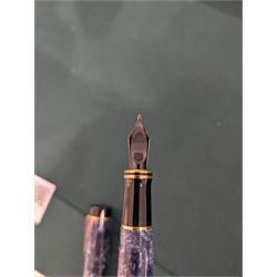 Parker Duofold fountain pen in blue marble, with 18ct gold nib, in case 