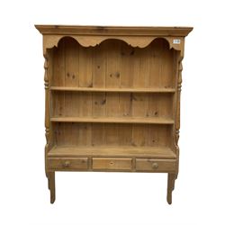 Traditional pine wall rack, with three drawers